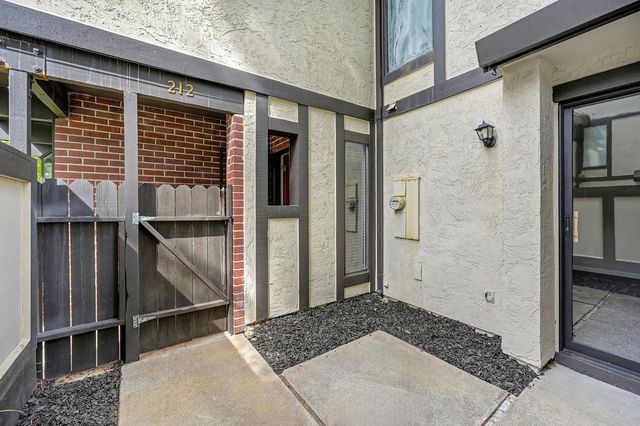 212 Wales Dr, Folsom, CA 95630