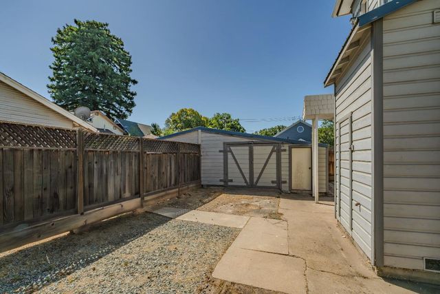 104 S Church St, Ione, CA 95640