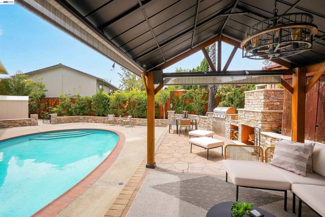 27734 Fallen Leaf Ct, Hayward, CA 94542
