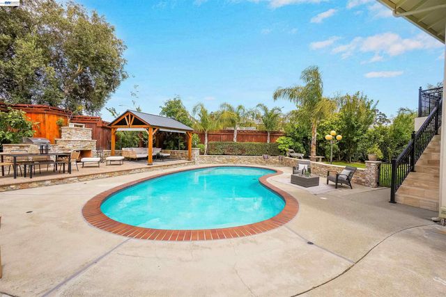 27734 Fallen Leaf Ct, Hayward, CA 94542