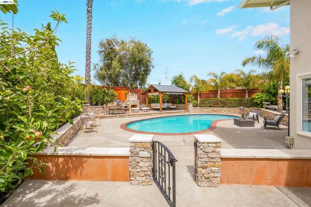 27734 Fallen Leaf Ct, Hayward, CA 94542
