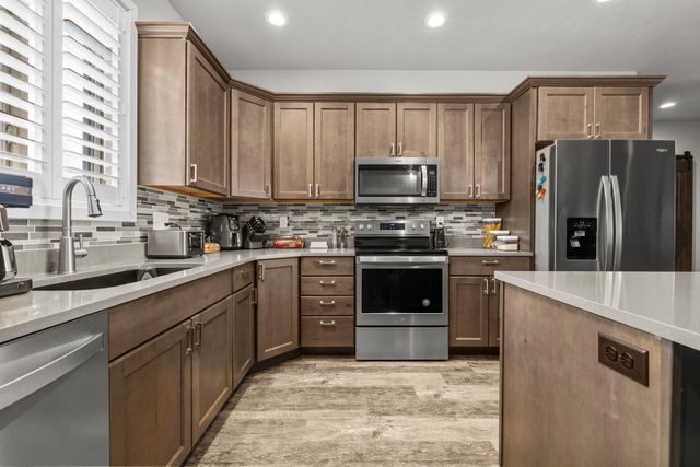 186 Mulberry Loop NE, Minot, ND 58703