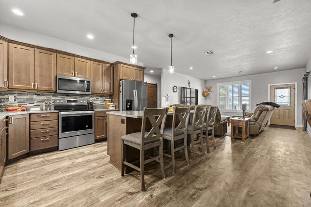 186 Mulberry Loop NE, Minot, ND 58703