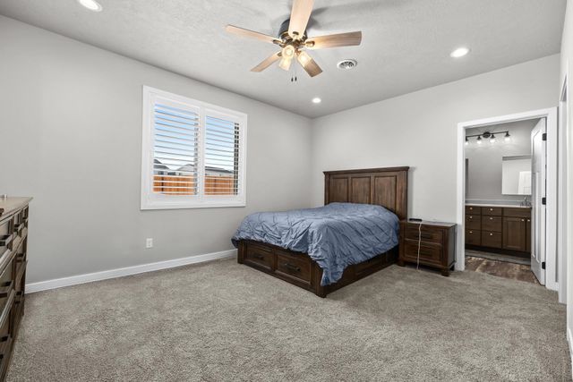 186 Mulberry Loop NE, Minot, ND 58703