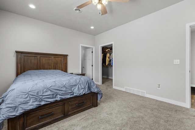 186 Mulberry Loop NE, Minot, ND 58703