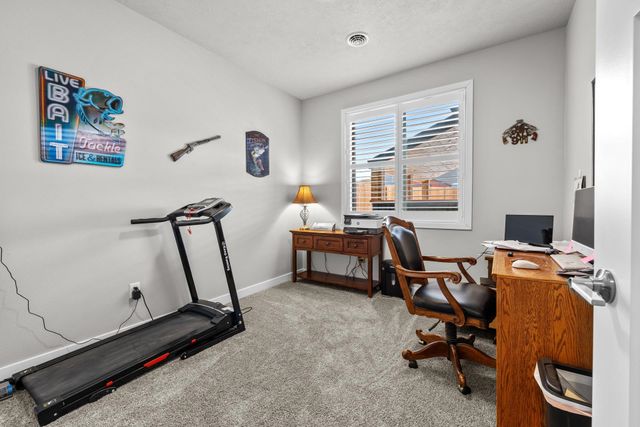 186 Mulberry Loop NE, Minot, ND 58703