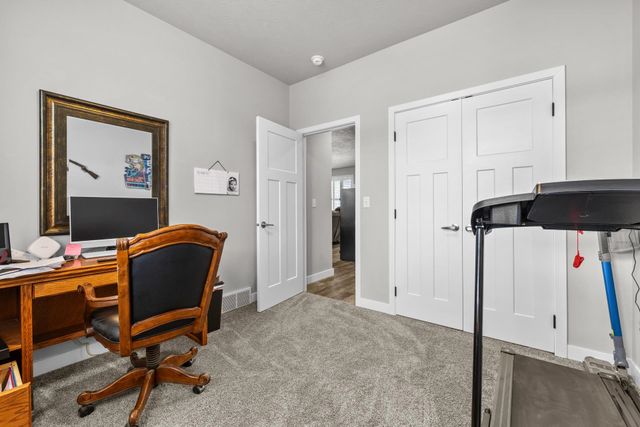 186 Mulberry Loop NE, Minot, ND 58703