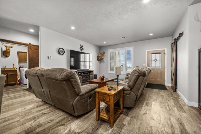 186 Mulberry Loop NE, Minot, ND 58703