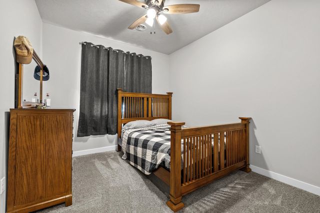 186 Mulberry Loop NE, Minot, ND 58703