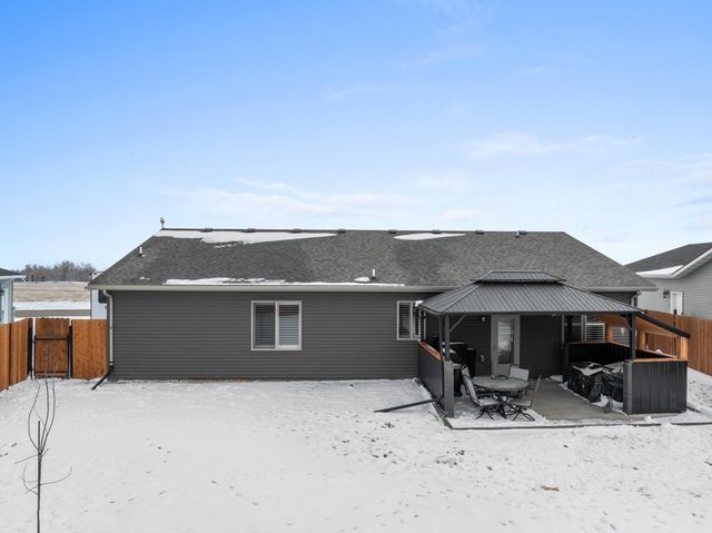 186 Mulberry Loop NE, Minot, ND 58703