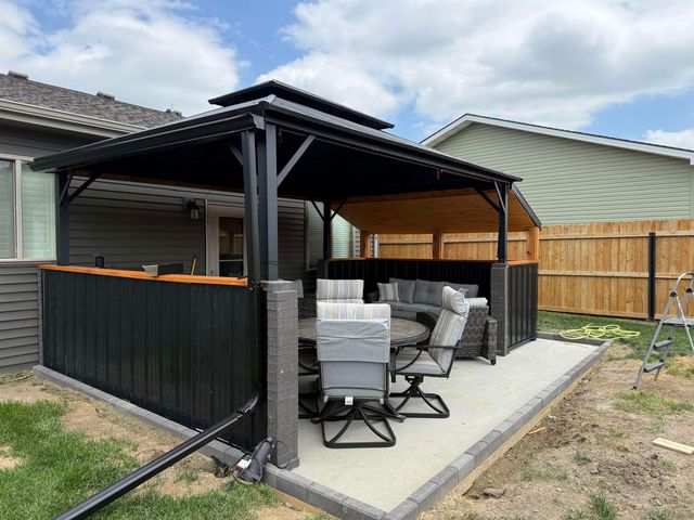 186 Mulberry Loop NE, Minot, ND 58703