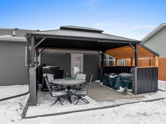 186 Mulberry Loop NE, Minot, ND 58703