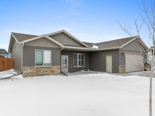 186 Mulberry Loop NE, Minot, ND 58703