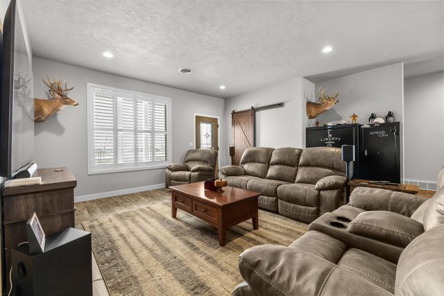 186 Mulberry Loop NE, Minot, ND 58703