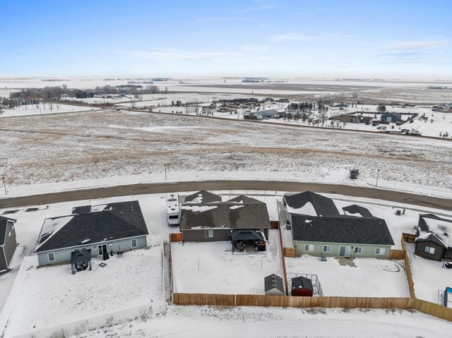 186 Mulberry Loop NE, Minot, ND 58703
