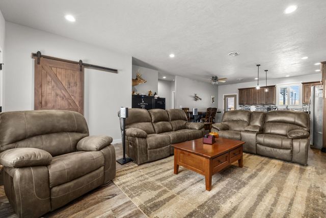 186 Mulberry Loop NE, Minot, ND 58703