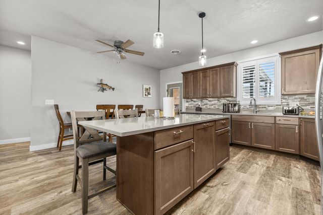 186 Mulberry Loop NE, Minot, ND 58703