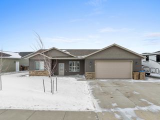186 Mulberry Loop NE, Minot, ND 58703