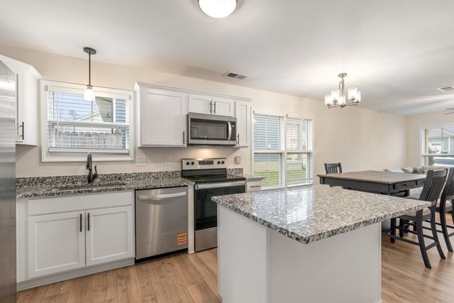 412 Hillside Dr, Clarksville, TN 37040