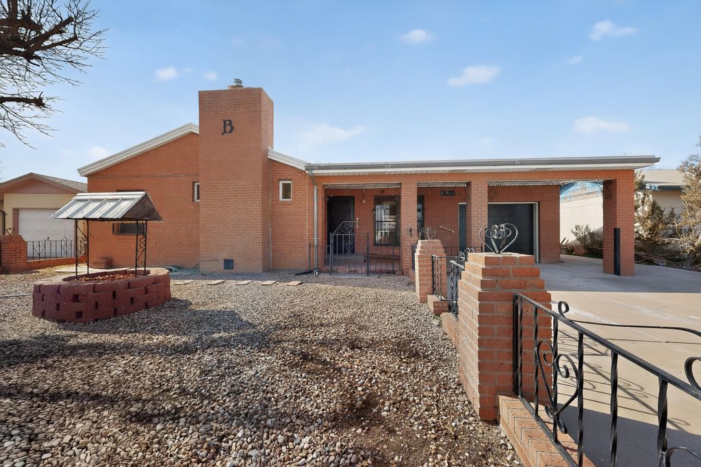 2613 San Isidro Street NW, Albuquerque, NM 87104