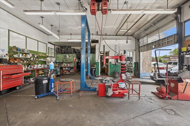 1030 W Touhy Avenue, Park Ridge, IL 60068