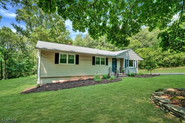 31 Fieldstone Dr, Ringwood Boro, NJ 07456