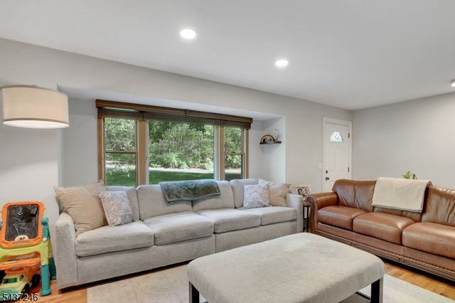 31 Fieldstone Dr, Ringwood Boro, NJ 07456