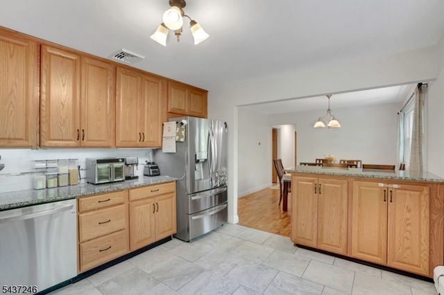 31 Fieldstone Dr, Ringwood Boro, NJ 07456