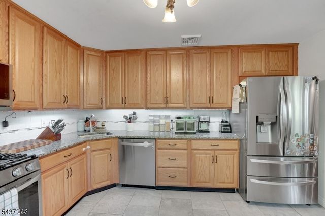 31 Fieldstone Dr, Ringwood Boro, NJ 07456