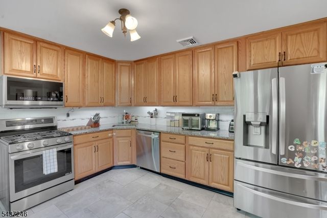 31 Fieldstone Dr, Ringwood Boro, NJ 07456