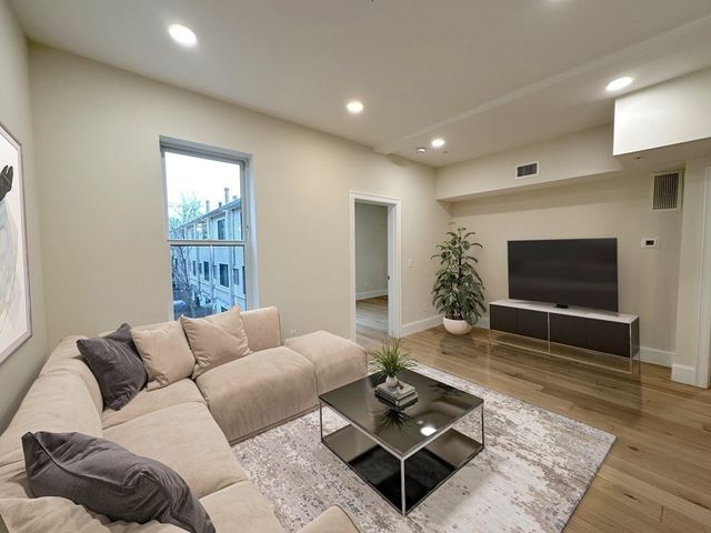 12 Arnold Circle 6, Cambridge, MA 02139