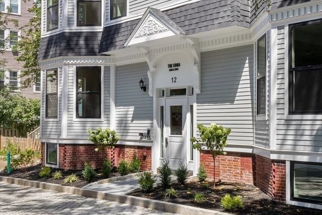 12 Arnold Circle 6, Cambridge, MA 02139