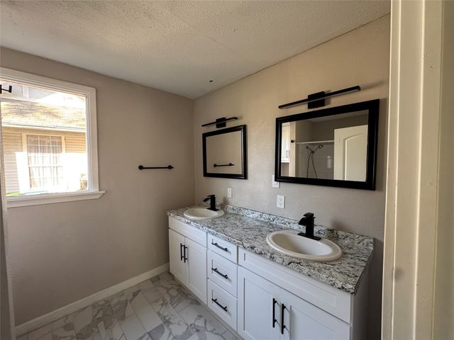 917 W Sears Street, Denison, TX 75020