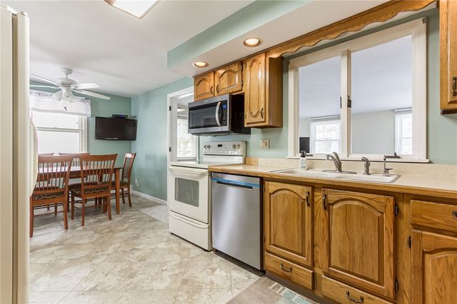 131 Meadow Circle, Irondequoit, NY 14609