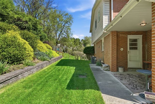 1548 Spreading Oak Dr, Scott Twp, PA 15220
