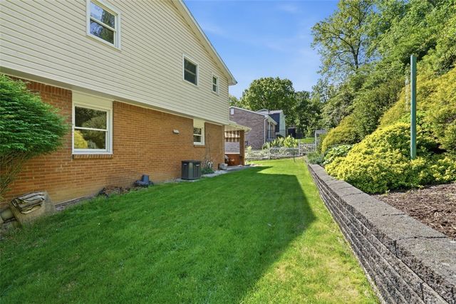 1548 Spreading Oak Dr, Scott Twp, PA 15220