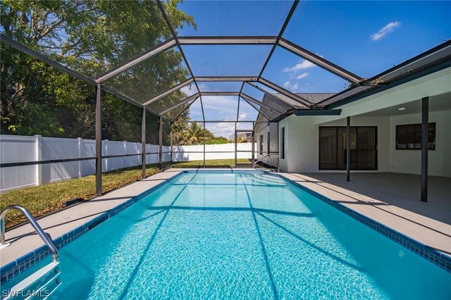 10731 Regent CIR, Naples, FL 34109