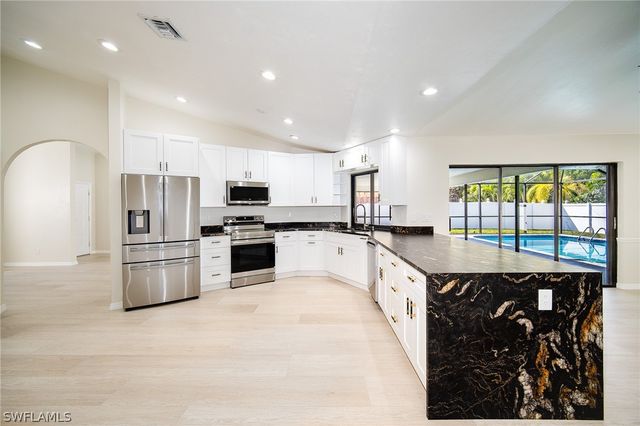 10731 Regent CIR, Naples, FL 34109