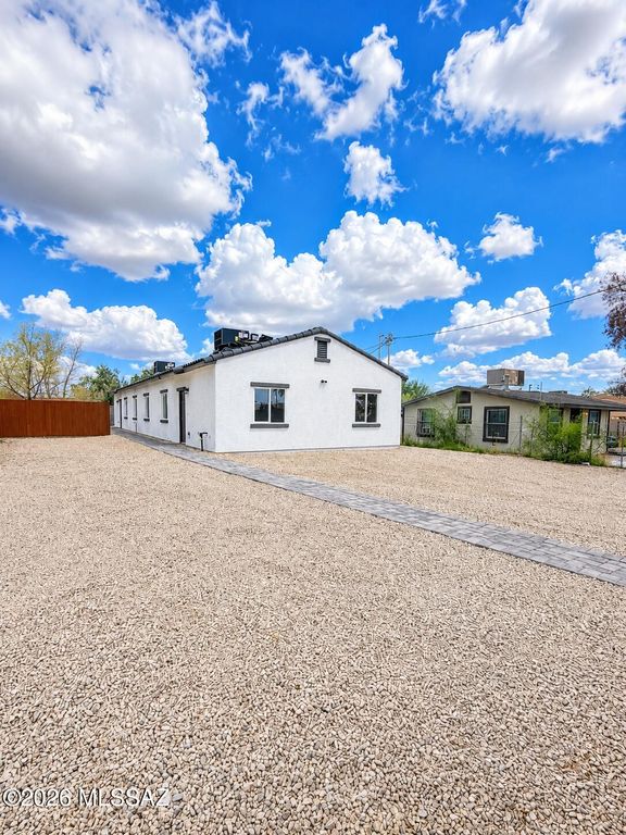 360 E Aircraft Road, Tucson, AZ 85706