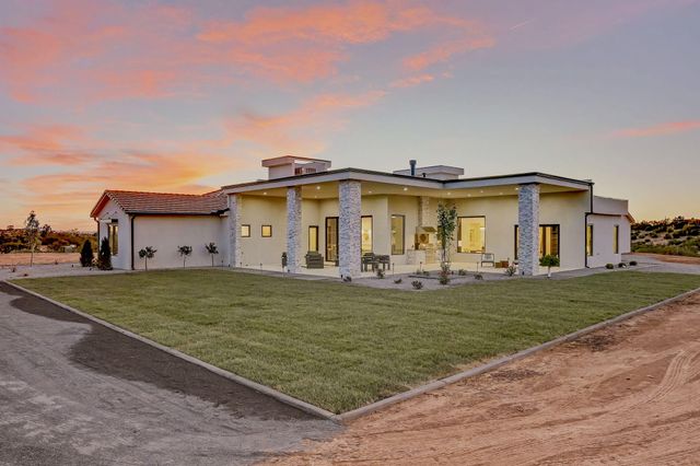 18 Chamisa Road, Placitas, NM 87043