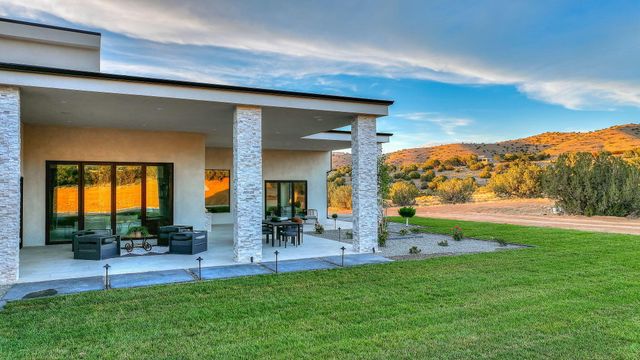 18 Chamisa Road, Placitas, NM 87043