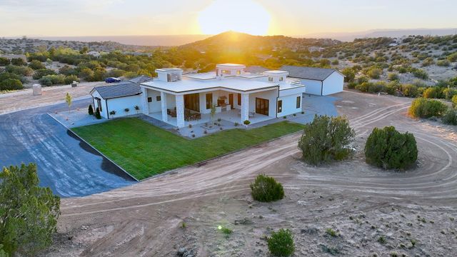 18 Chamisa Road, Placitas, NM 87043