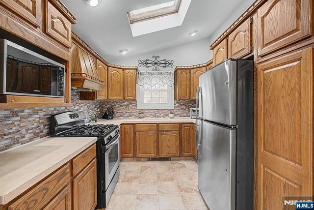 27 Westwood Drive, Fair Lawn, NJ 07410