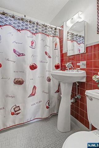 27 Westwood Drive, Fair Lawn, NJ 07410