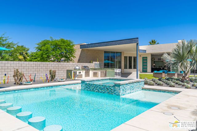 586 Polaris Court, Palm Springs, CA 92264