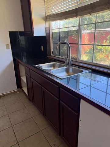 3315 Sunnyview Ln, North Highlands, CA 95660