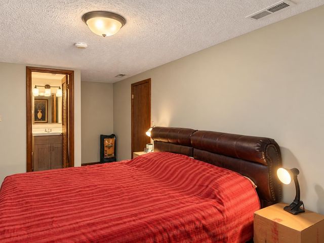2604 Colonial Ln, Salina, KS 67401