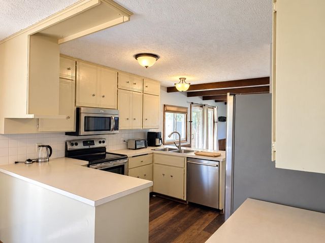 2604 Colonial Ln, Salina, KS 67401