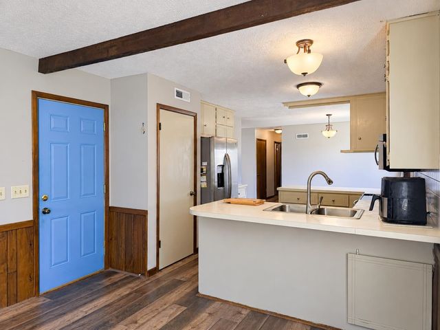 2604 Colonial Ln, Salina, KS 67401