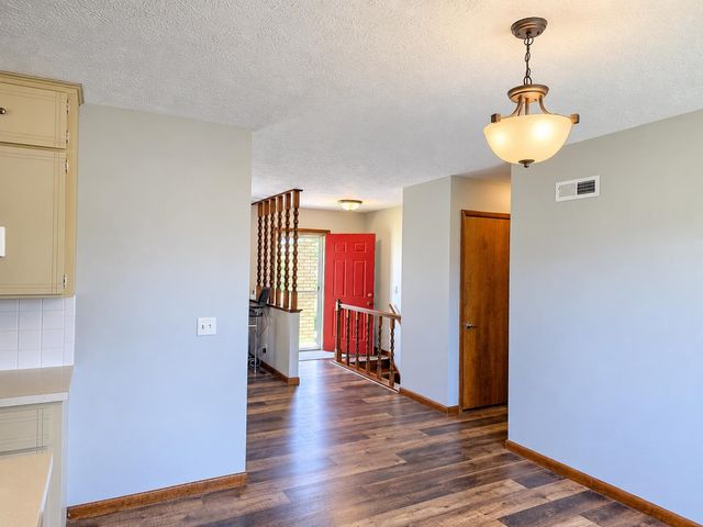 2604 Colonial Ln, Salina, KS 67401